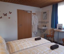 Double bedroom, with private external bathroom - © Pension zu Hause